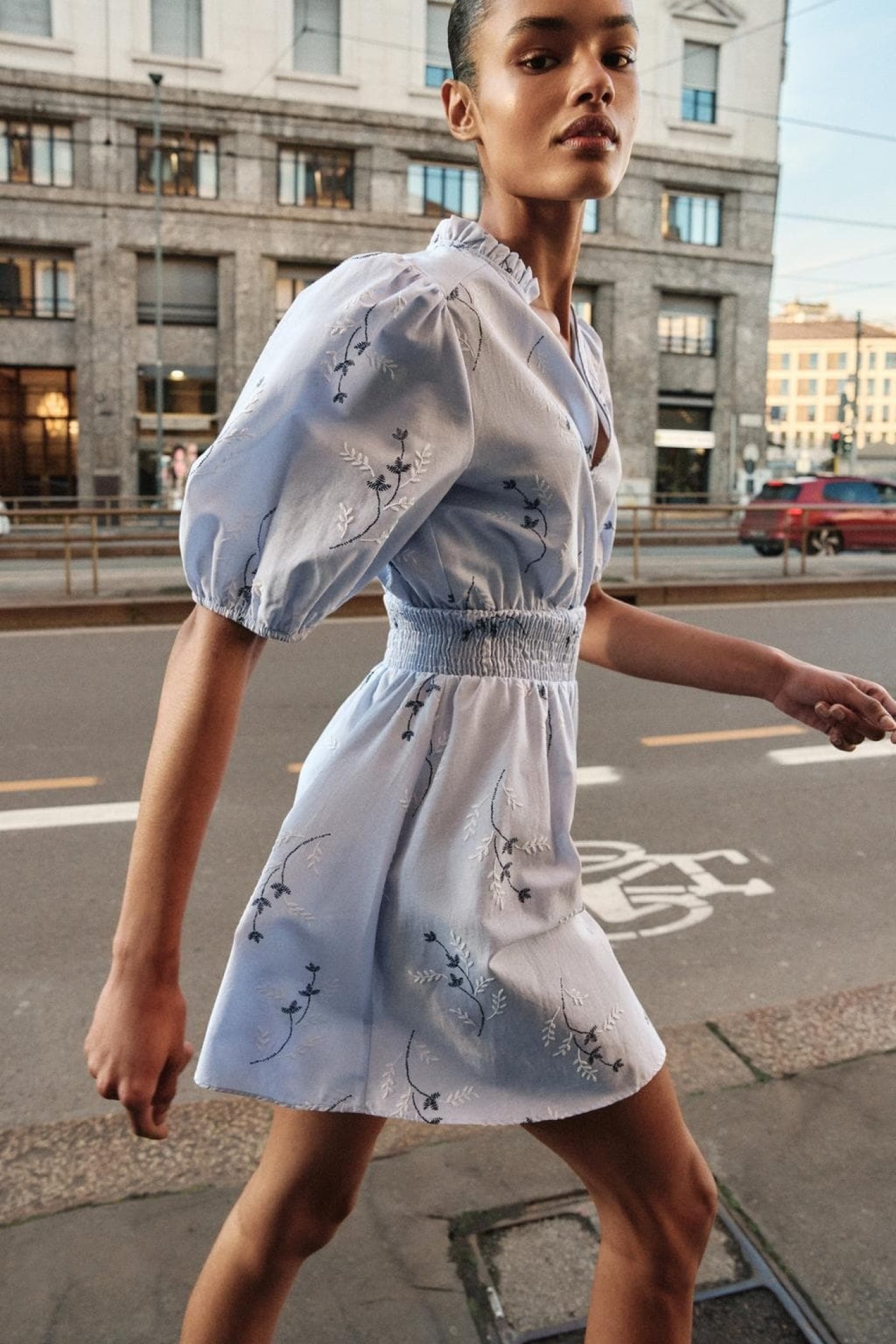 Modelka v krátkých šatech