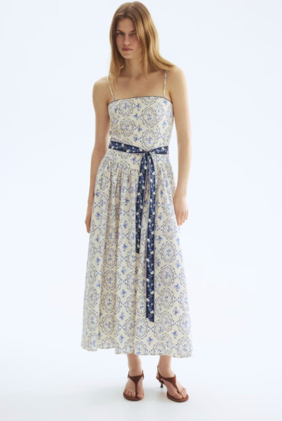 Modelka v letních šatech na ramínka