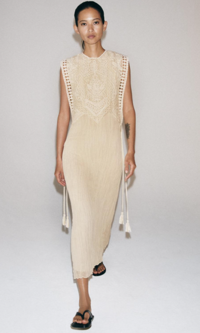 Modelka v béžových šatech