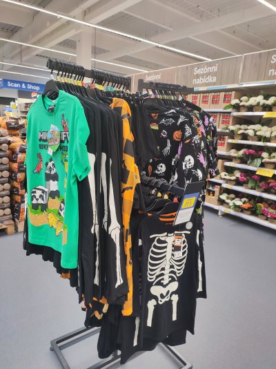 Halloweenská nabídka v obchodě Tesco