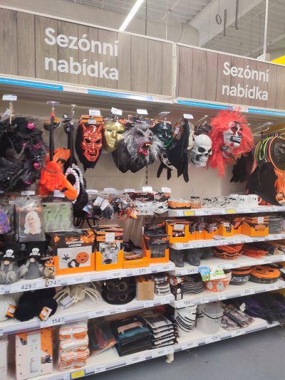 Halloweenská nabídka v obchodě Tesco