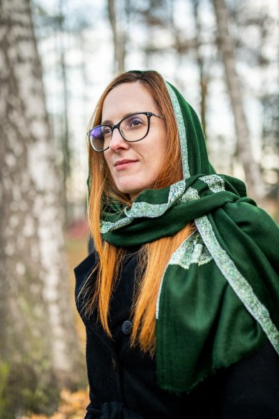Žena v zelené kašmírové šále