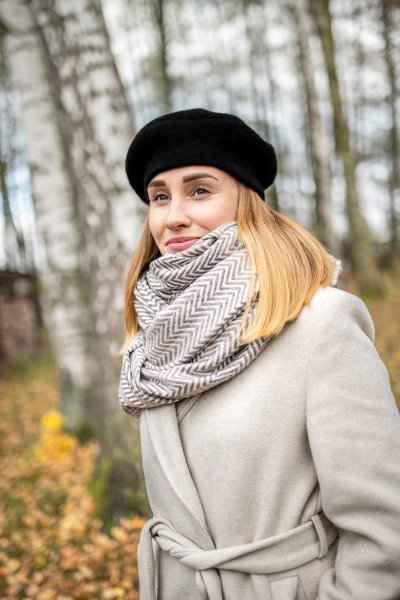 Žena v kabátu a šále