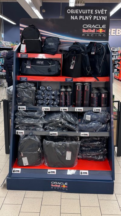 Cestovní zavazadla Redbull v supermarketu Kaufland