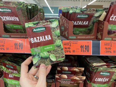 Sušená bazalka v supermarketu