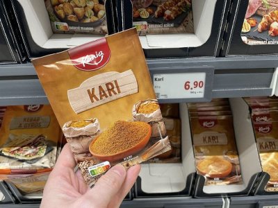 Kari koření v supermarketu