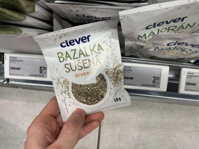 Sušená bazalka v supermarketu