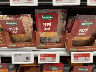 Mletý černý pepř v supermarketu