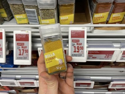 Kari koření v supermarketu