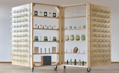 Stojan s merch výrobky k oslavám Znojma