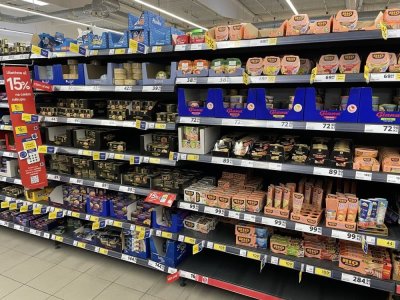 Tuňákové konzervy v supermarketu