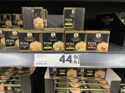 Tuňákové konzervy v supermarketu