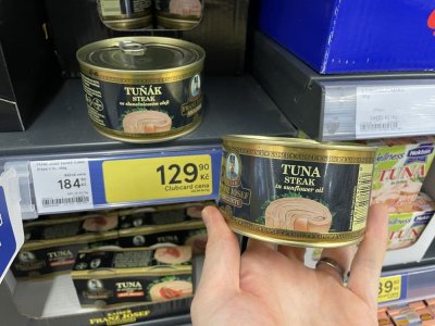 Tuňákové konzervy v supermarketu
