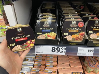 Tuňákové konzervy v supermarketu