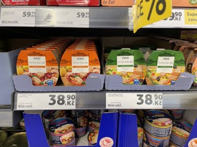 Tuňákové konzervy v supermarketu