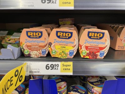 Tuňákové konzervy v supermarketu