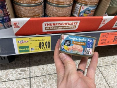 Tuňáková konzerva v supermarketu