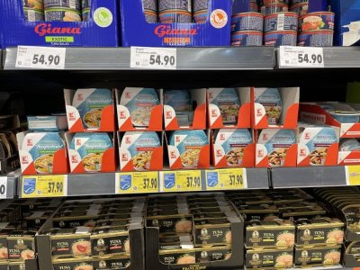 Tuňákové konzervy v supermarketu