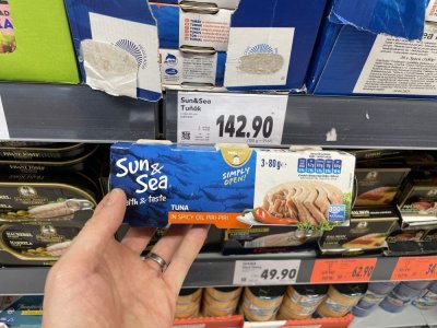 Tuňákové konzervy v supermarketu
