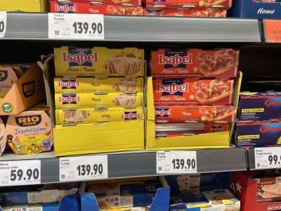 Tuňákové konzervy v supermarketu