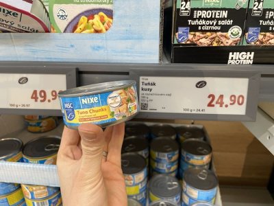Tuňákové konzervy v supermarketu