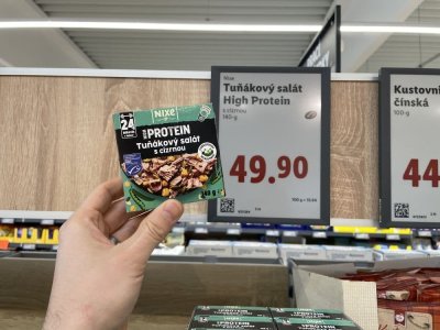 Tuňákové konzervy v supermarketu