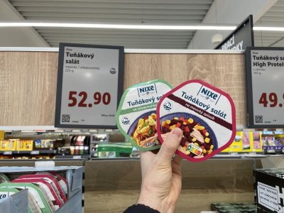 Tuňákové konzervy v supermarketu