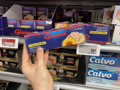 Tuňákové konzervy v supermarketu