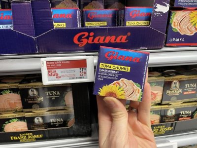 Tuňákové konzervy v supermarketu