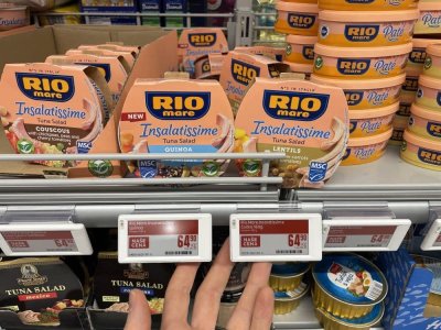 Tuňákové konzervy v supermarketu