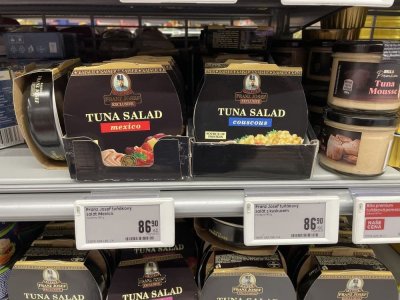 Tuňákové konzervy v supermarketu