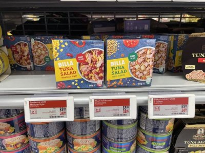 Tuňákové konzervy v supermarketu