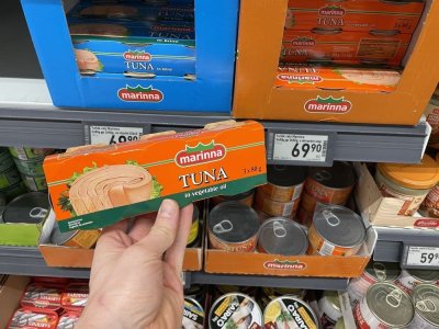 Tuňákové konzervy v supermarketu