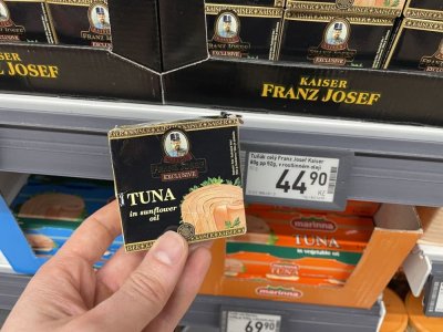 Tuňákové konzervy v supermarketu