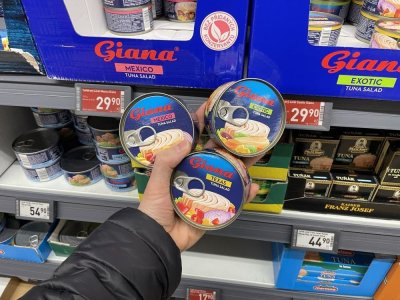Tuňákové konzervy v supermarketu