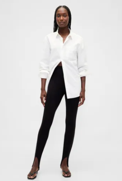 Modelka v černých legínách a bílé košili