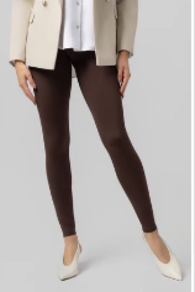 Modelka v hnědých legínách