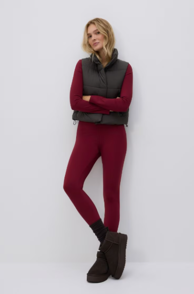 Modelka ve vínových legínách a černé vestě