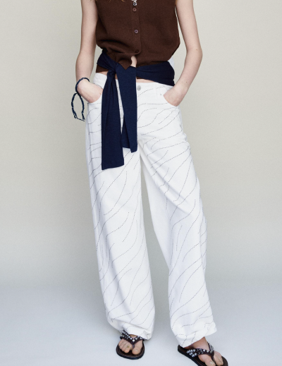 Žena v bílých džínách se štrasy