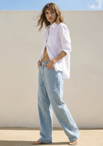 Modelka v džínách a bílé košili