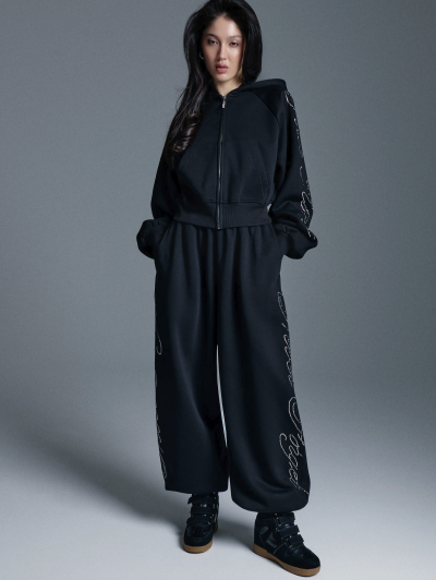 Modelka v teplákových kalhotách