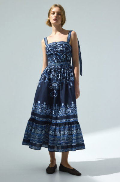 Modelka v modrých letních šatech