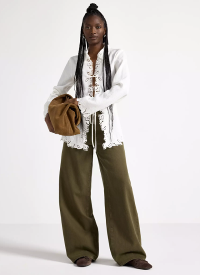 Modelka v khaki kalhotách a bílé blůze