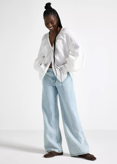 Modelka v džínách a bílé blůze