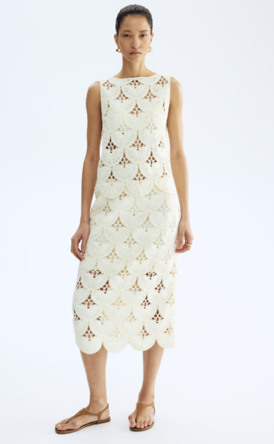 Modelka v háčkovaných šatech