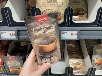 Mletý černý pepř v supermarketu