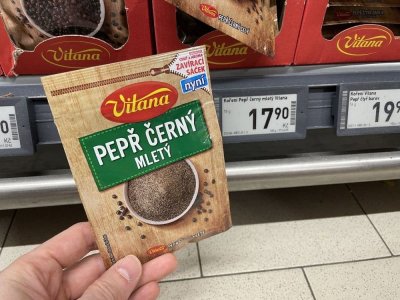 Mletý černý pepř v supermarketu