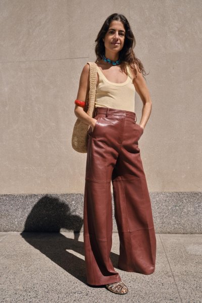 Modelka v širokých kalhotách a tílku