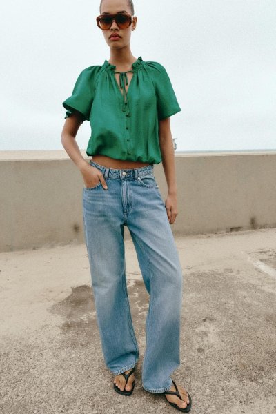 Modelka v džínách a zelené halence