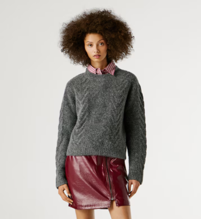 Modelka v šedém svetru a vínové sukni